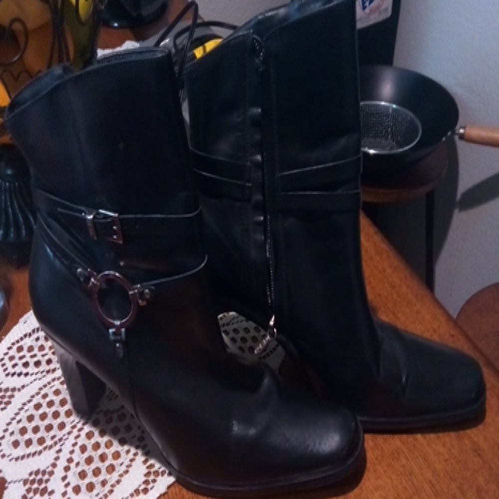 Boots - Picture 4 of 4